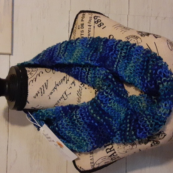 Handknitted Garter Stitch Infinty Scarf - Picture 6 of 6